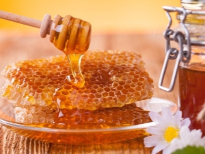 Honey in combs: properties and uses