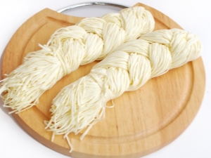 Chechil奶酪：它是由什么制成的以及如何自己烹饪？