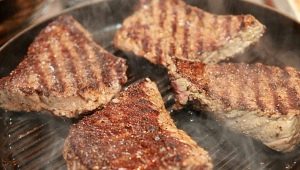 在平底鍋裡煮牛肉的食譜