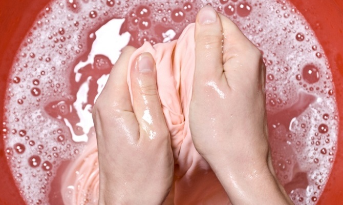 Χρήσιμες συμβουλές. Λεκέδες από ρόδι – πώς να τους πλύνετε